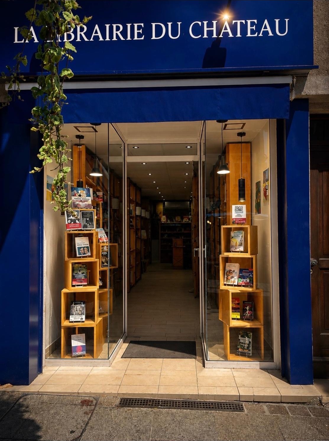 Façade bleue de La Librairie du Château