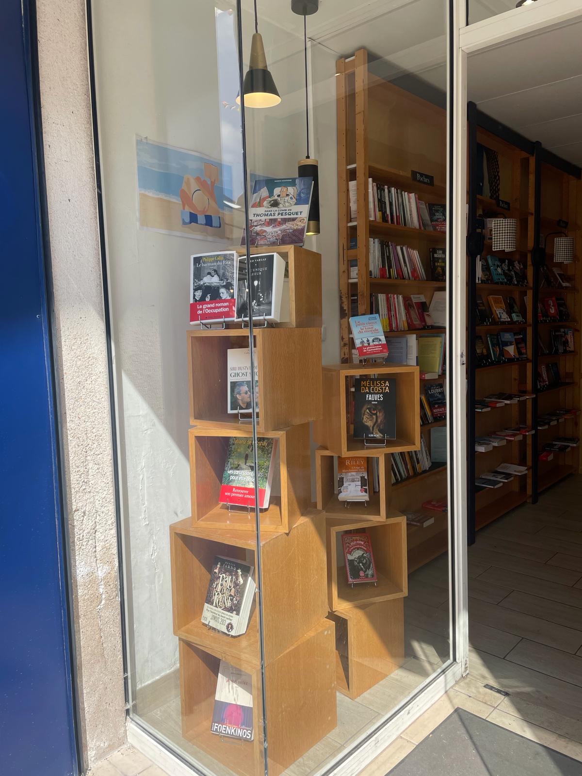 Vitrine de la librairie avec une sélection de romans